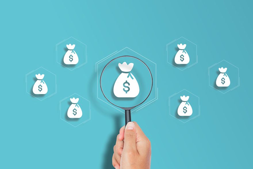 Foto: Lupe auf Geldsack